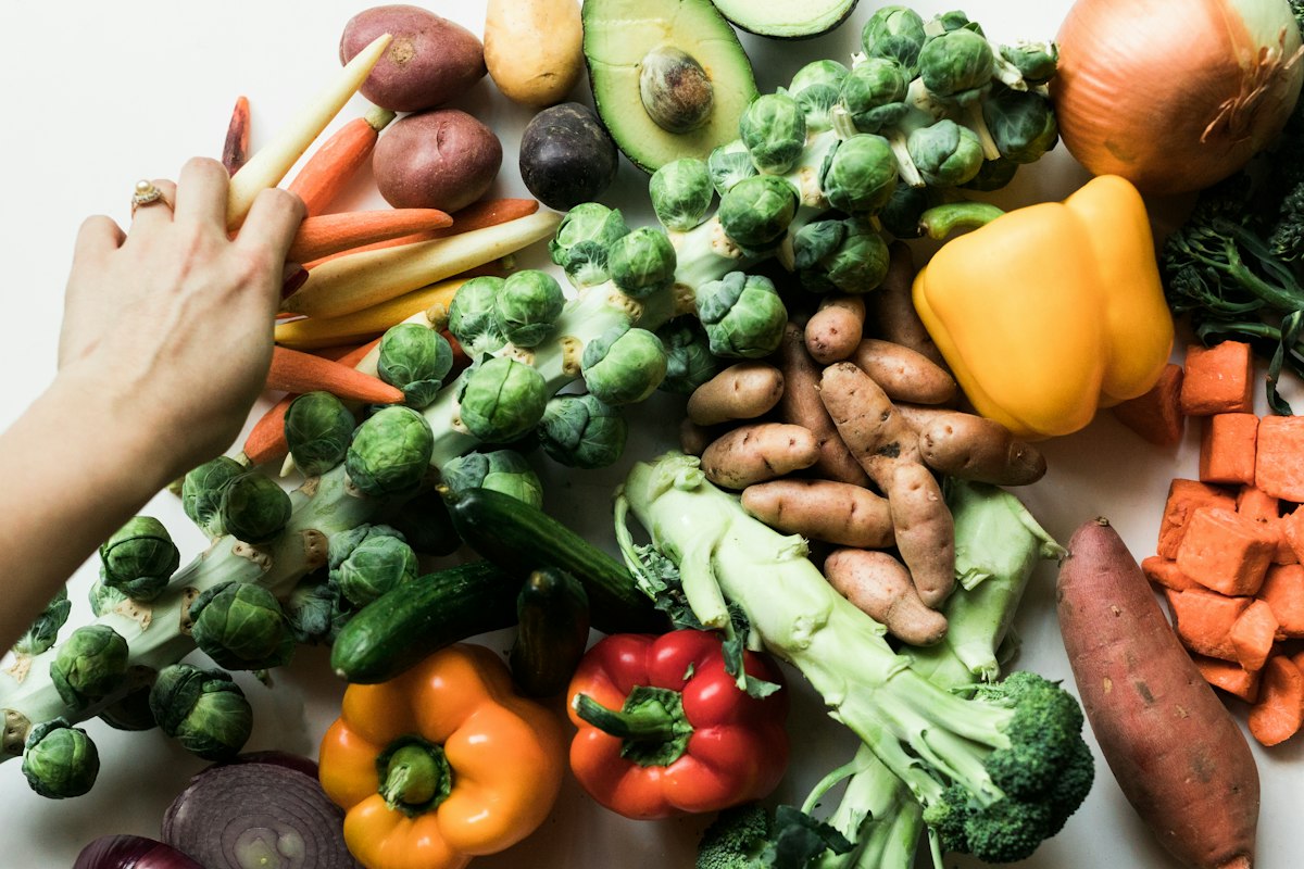 Piatto con verdure a foglia verde ricche di luteina